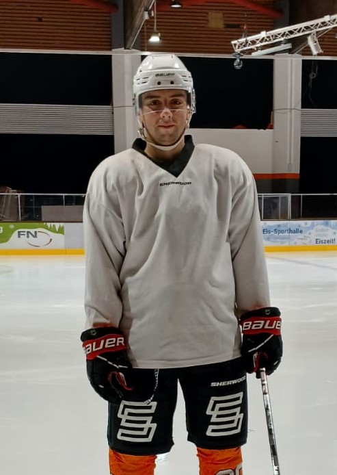 Matthew Giannini beim ersten Eistraining mit den Kobras